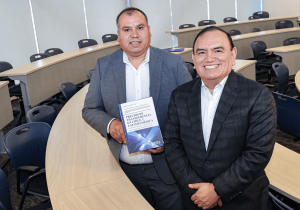 Carlos Vargas Alencastre y Juan Pizarro Bahamondes durante el evento de presentación
